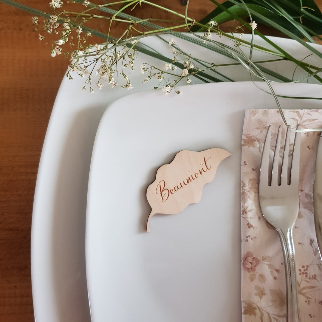 Rustic Wooden Leaf Place Name Setting - Personalised Fall Table Decoration for Weddings, Thanksgiving, and Autumn Celebrations