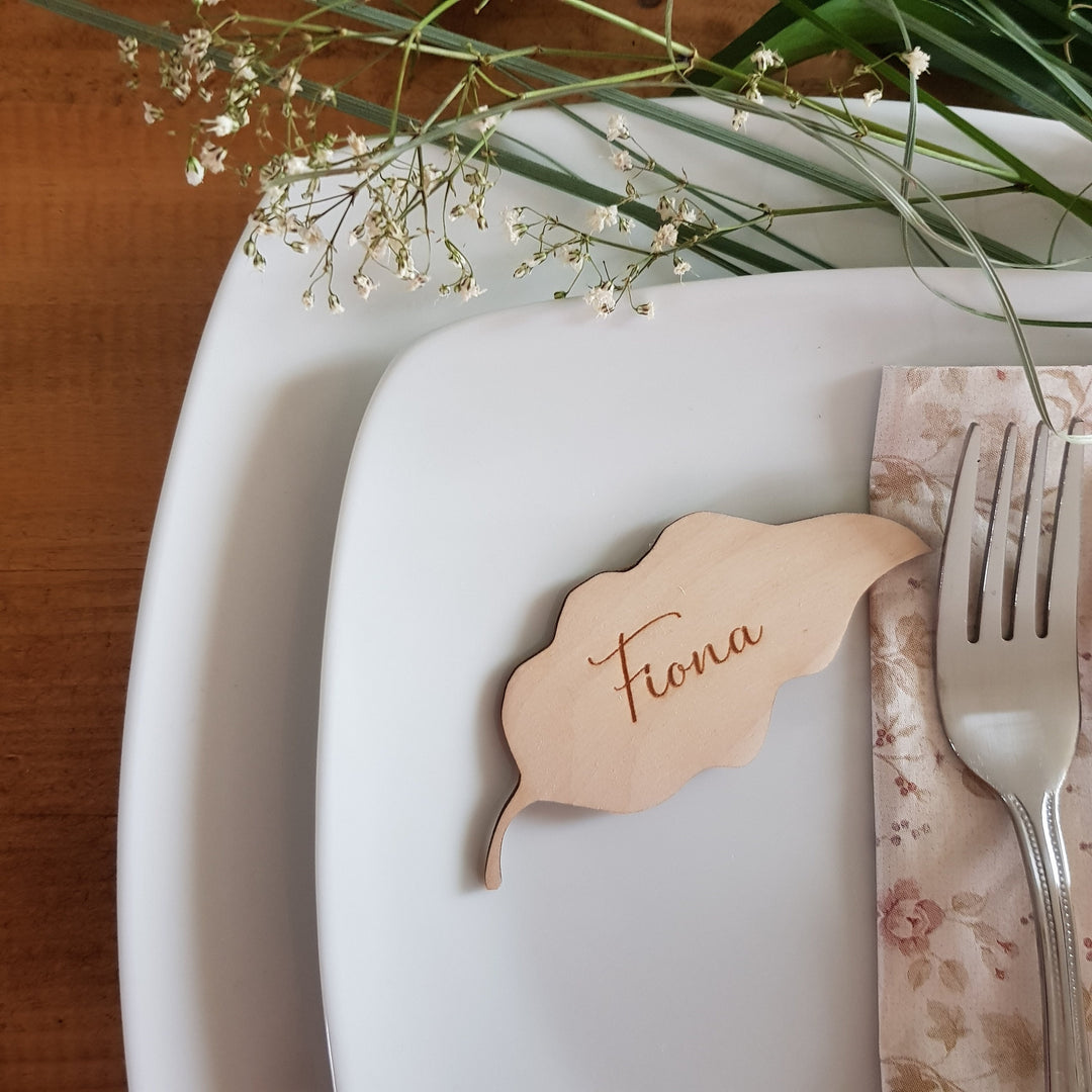 Rustic Wooden Leaf Place Name Setting - Personalised Fall Table Decoration for Weddings, Thanksgiving, and Autumn Celebrations