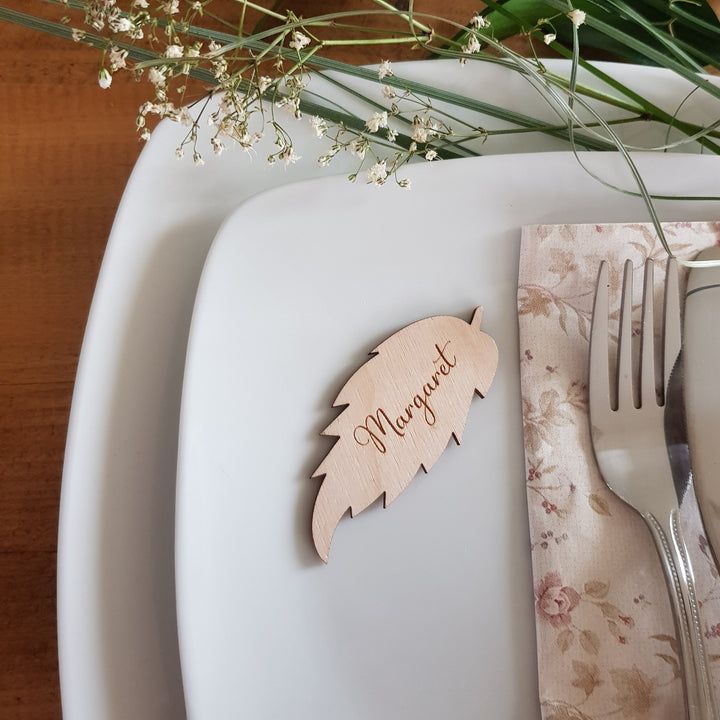 Rustic Autumn Leaf Place Name Setting - Personalised Wooden Table Decoration for Weddings, Thanksgiving, and Autumn Celebrations