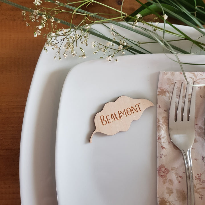 Rustic Wooden Leaf Place Name Setting - Personalised Fall Table Decoration for Weddings, Thanksgiving, and Autumn Celebrations