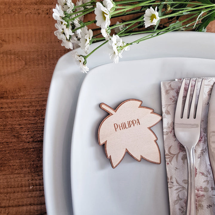 Rustic Wooden Maple Leaf Place Settings - Personalised Fall Table Decoration for Weddings, Thanksgiving Dinner, and Autumn Celebration