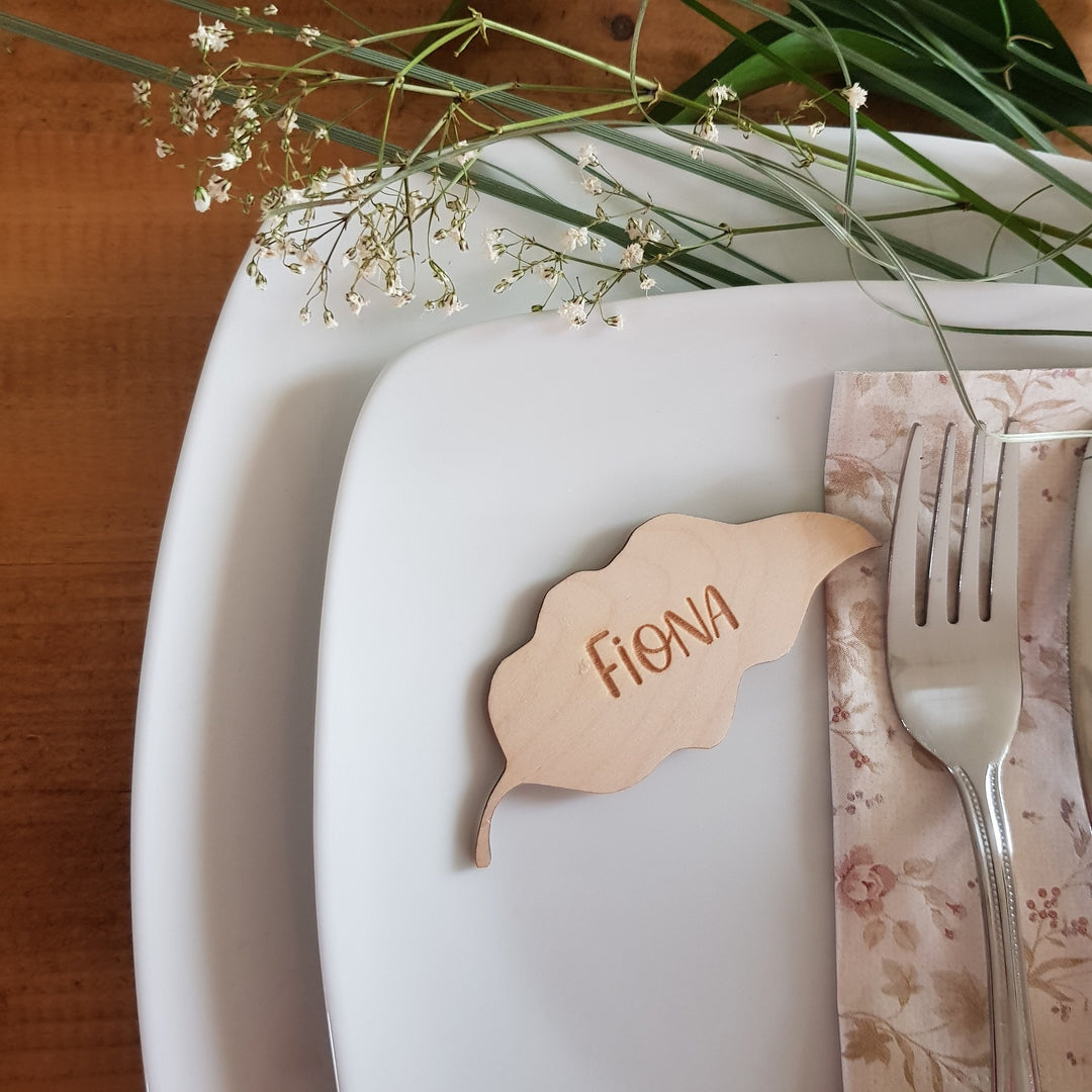 Rustic Wooden Leaf Place Name Setting - Personalised Fall Table Decoration for Weddings, Thanksgiving, and Autumn Celebrations