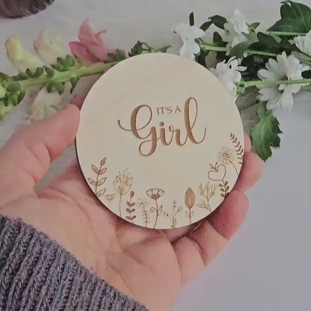 Wooden Baby Announcement Plaque - Its a GirlBoy Milestone Card Photo Prop