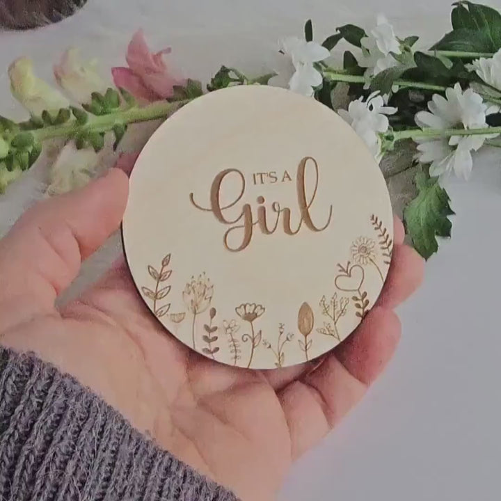 Wooden Baby Announcement Plaque - Its a GirlBoy Milestone Card Photo Prop